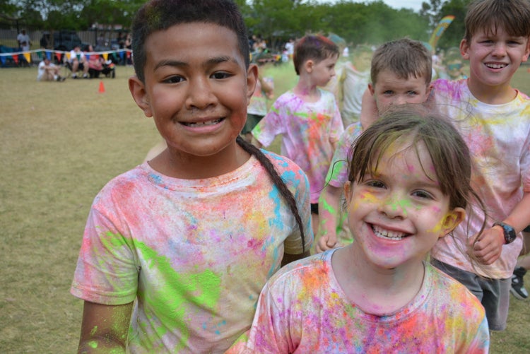 2 smiling children at the colour run