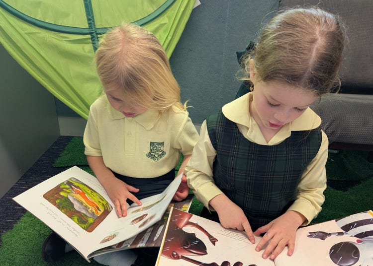 2 kindergarten students reading